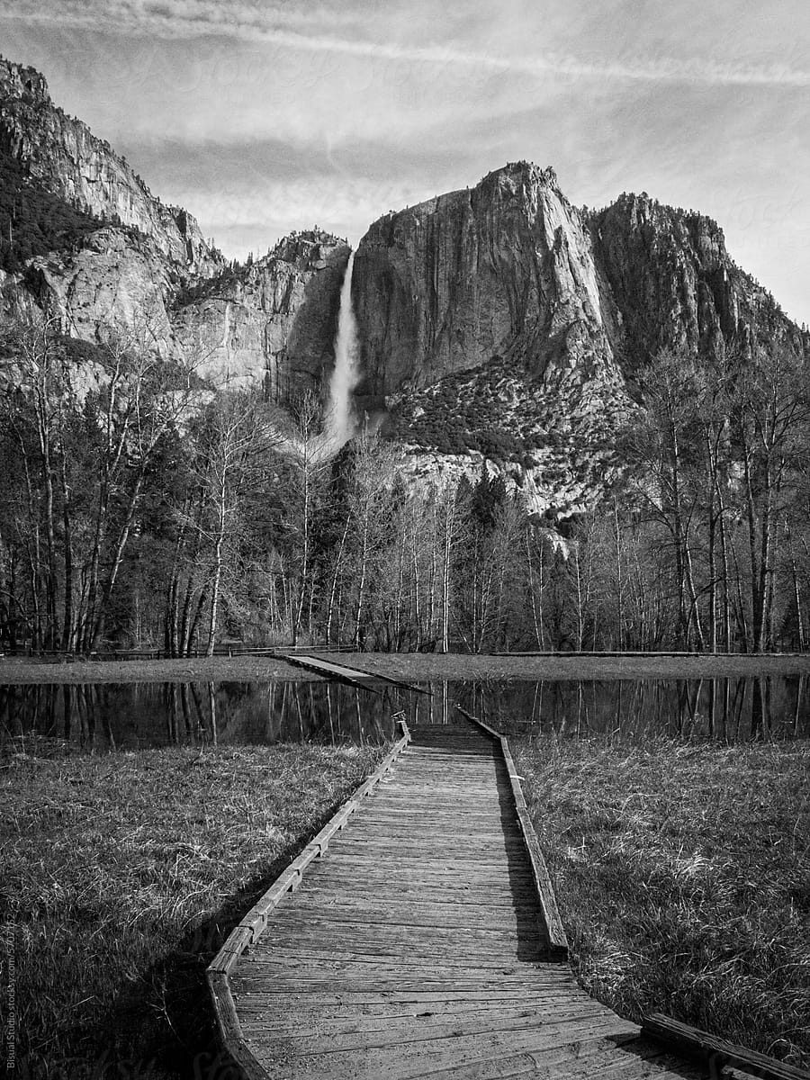 Footbridge to a powerful Waterfall of Yosemite National Park