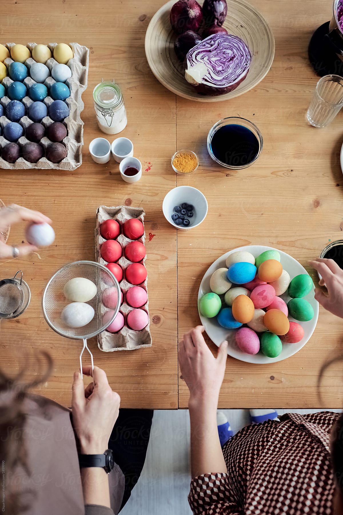 Women coloring eggs naturally
