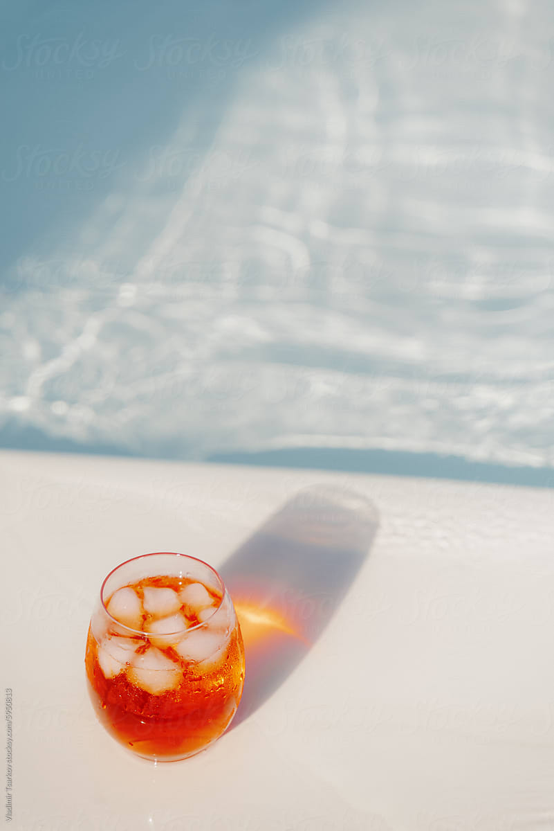 Refreshing Aperol Spritz Beside a Glistening Pool on a Sunny Day