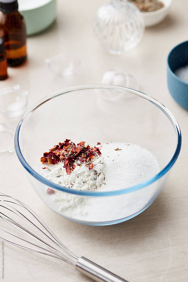 «Preparing Bath Bomb With Rose Petals And Baking Soda.» del colaborador