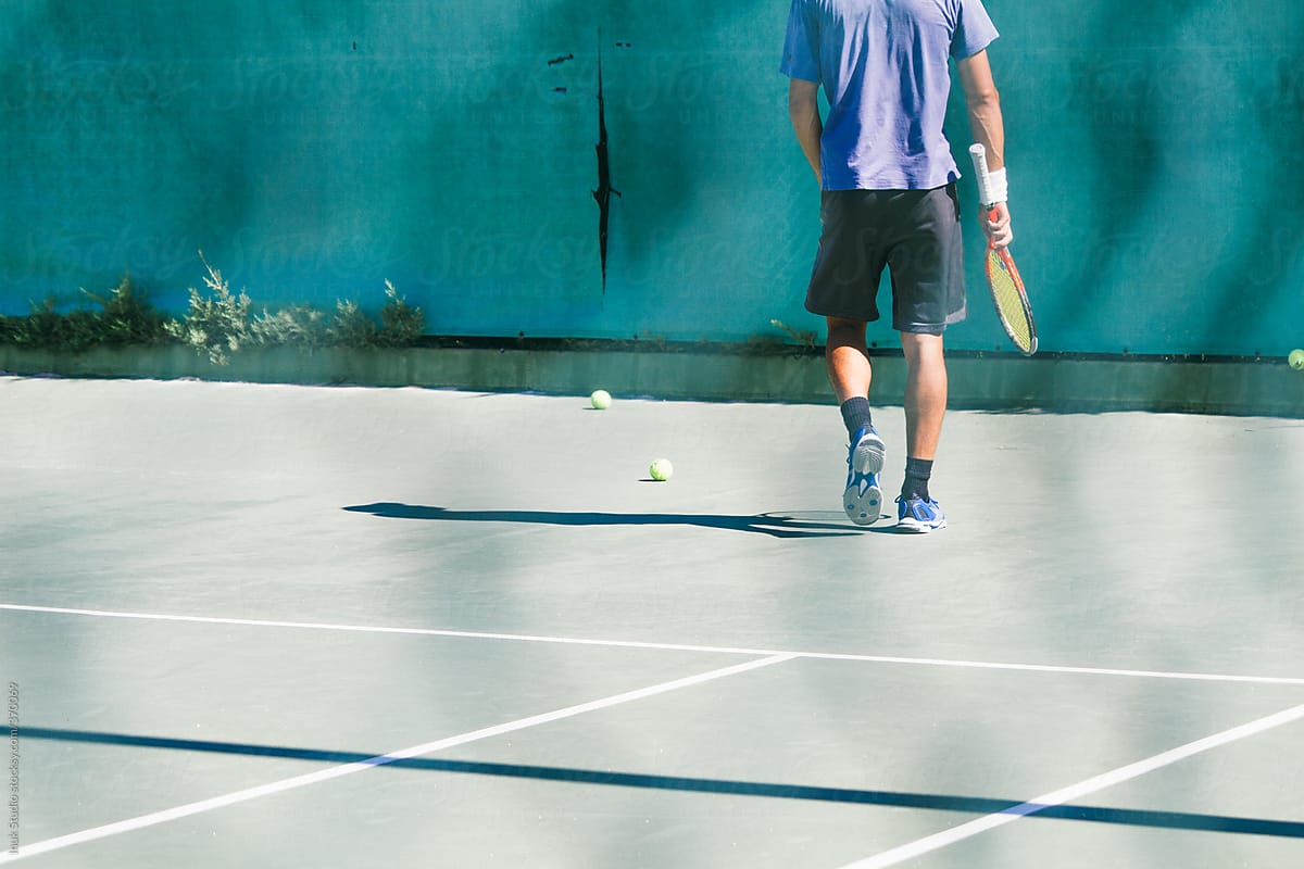 Tennis player walking in a tennis court during a tennis match