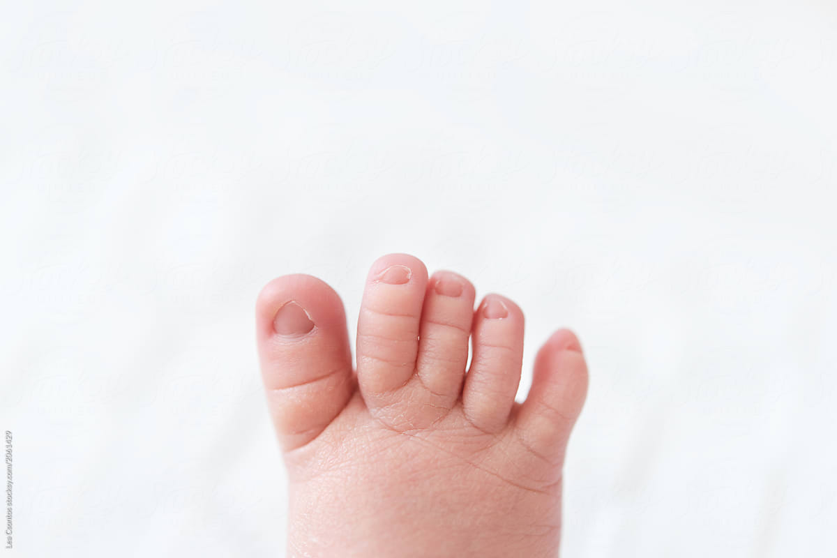 Tiny newborn baby toes