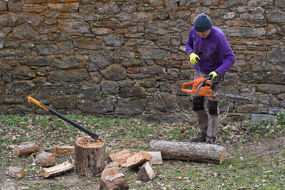 lumberjack starting a chainsaw