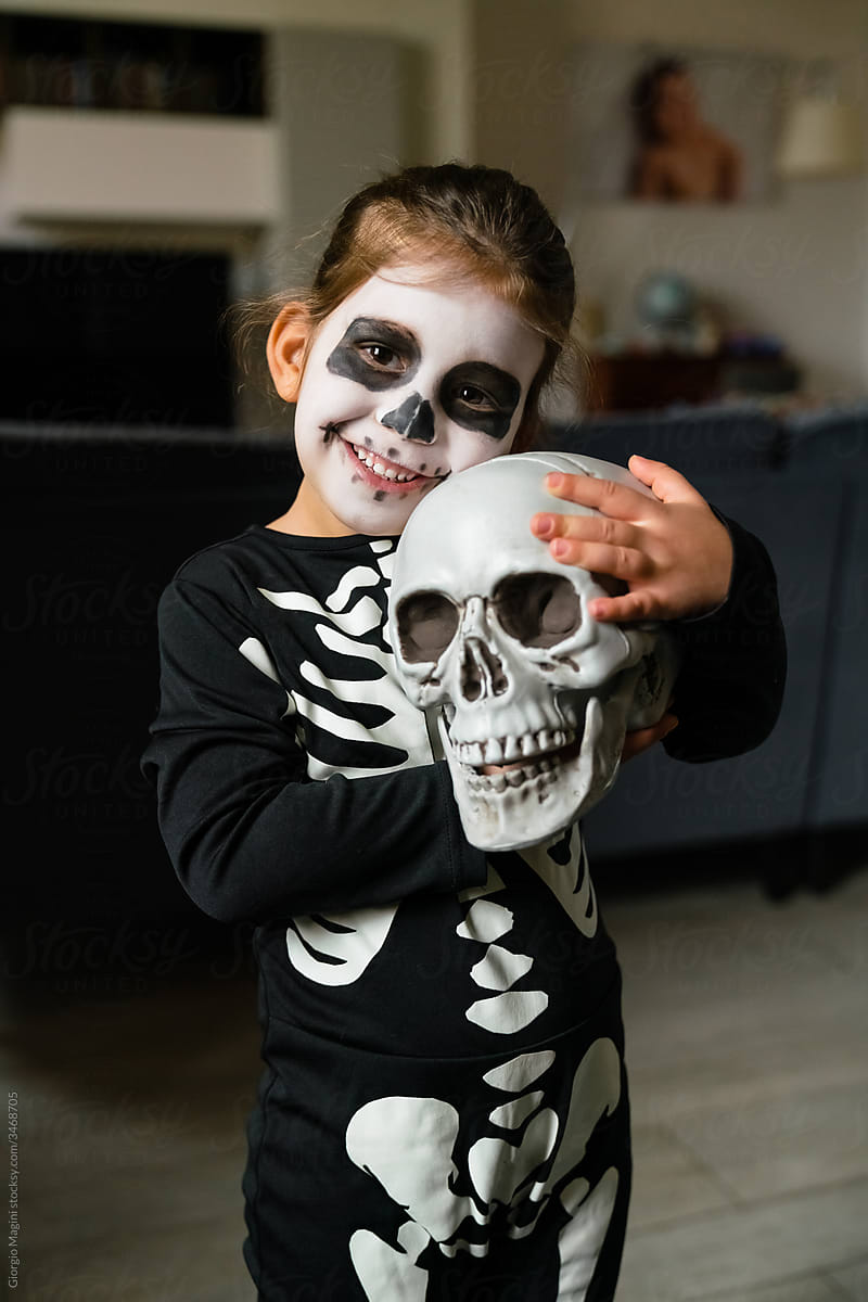 Happy little skeleton with skull