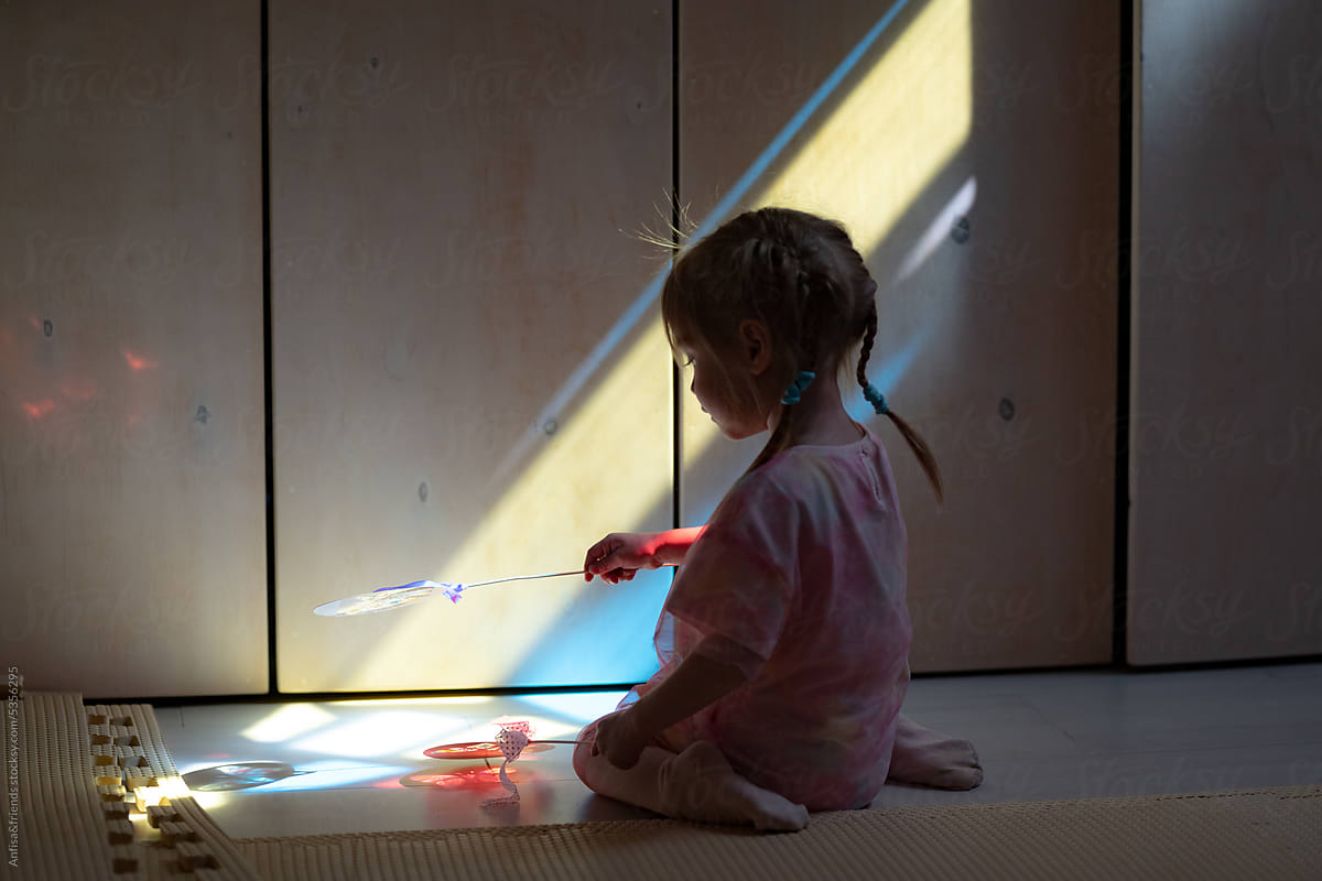 kid playing toys, light and shadows
