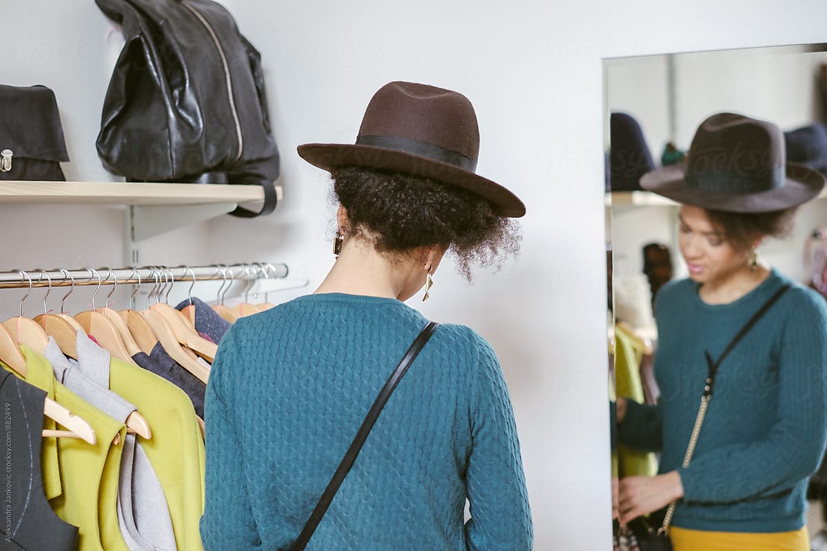 «Elegant Woman With Hat Shopping In The Clothing Store» del colaborador ...