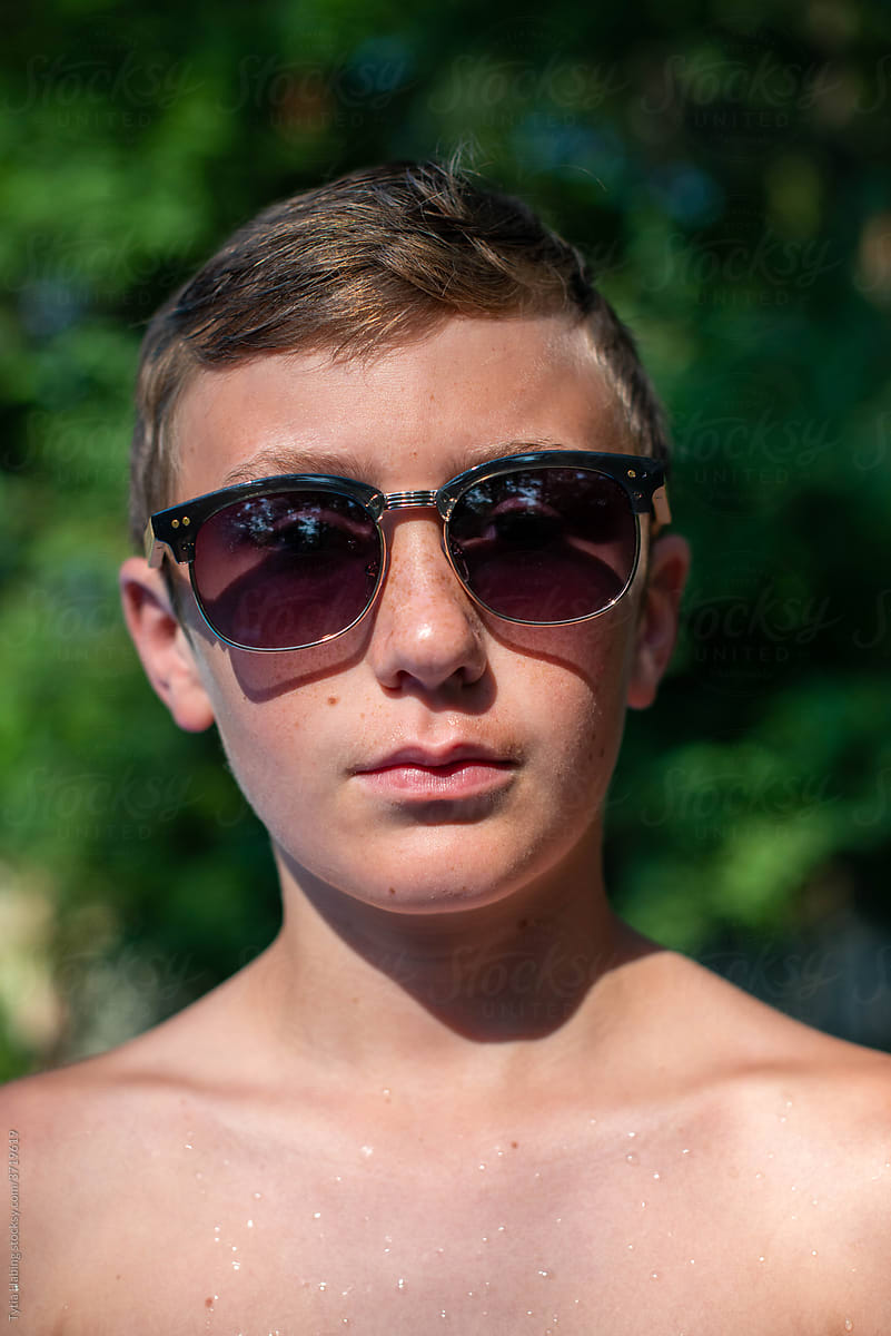 Teen Boy In Sunglasses» del colaborador de Stocksy «Tytia Habing
