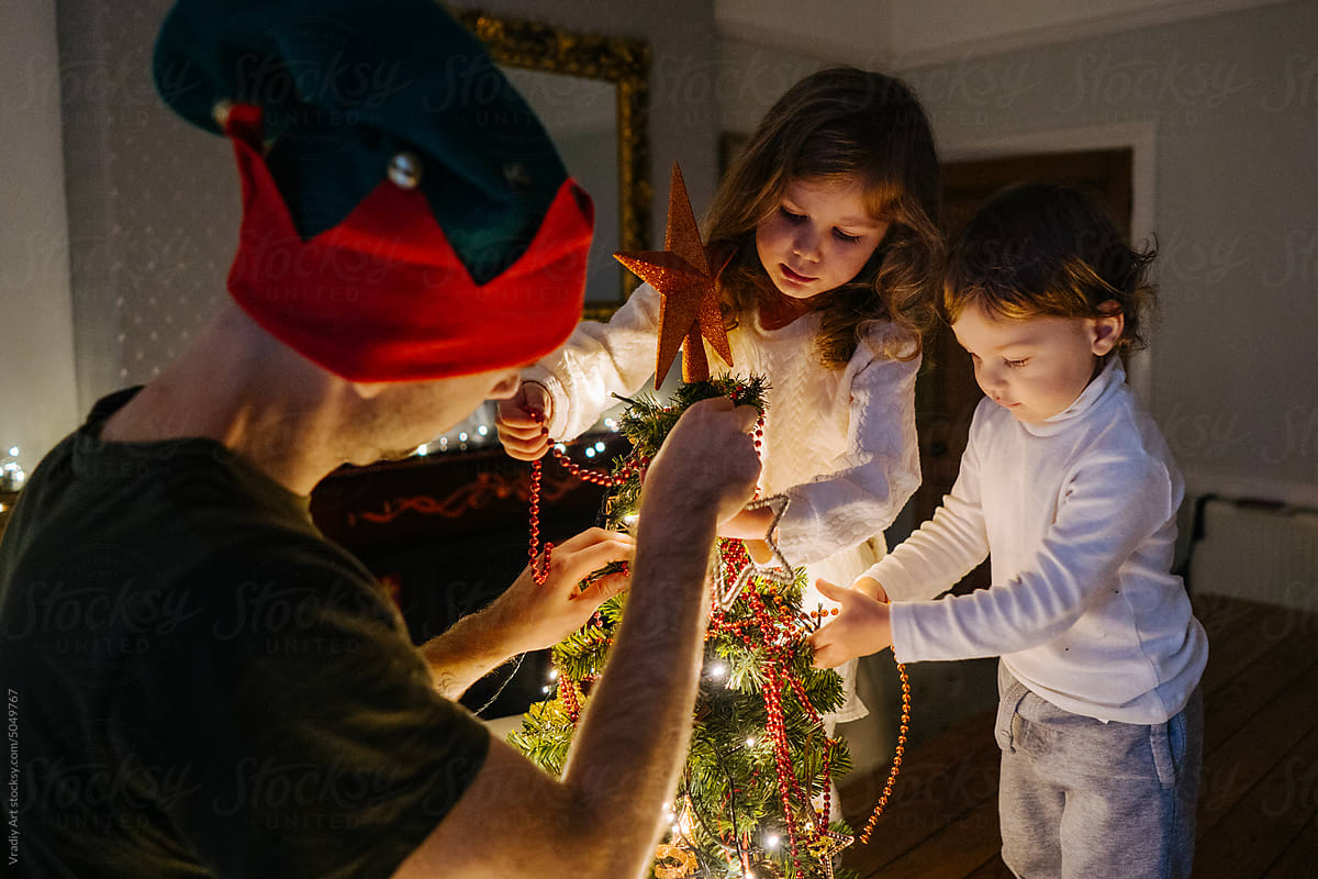 Family decorates the Christmas tree