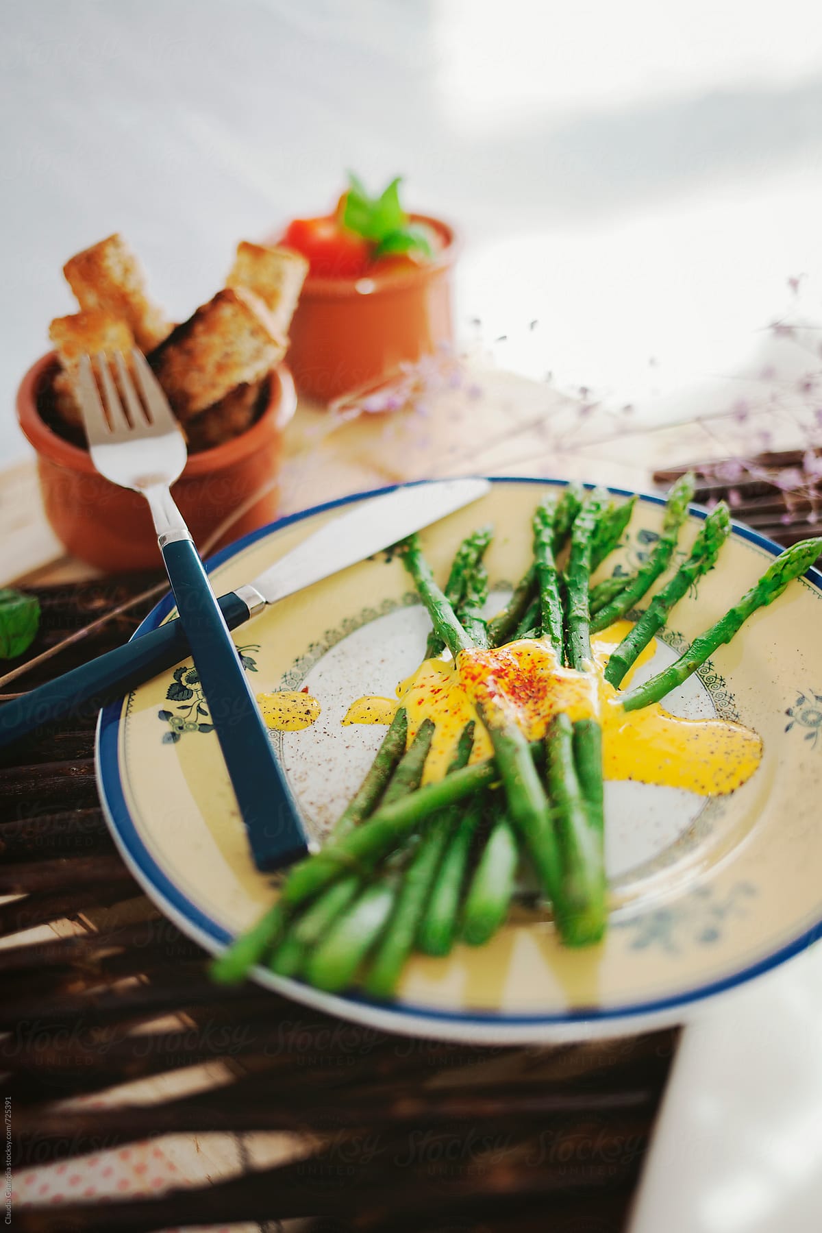 Green asparagus with saffron sauce
