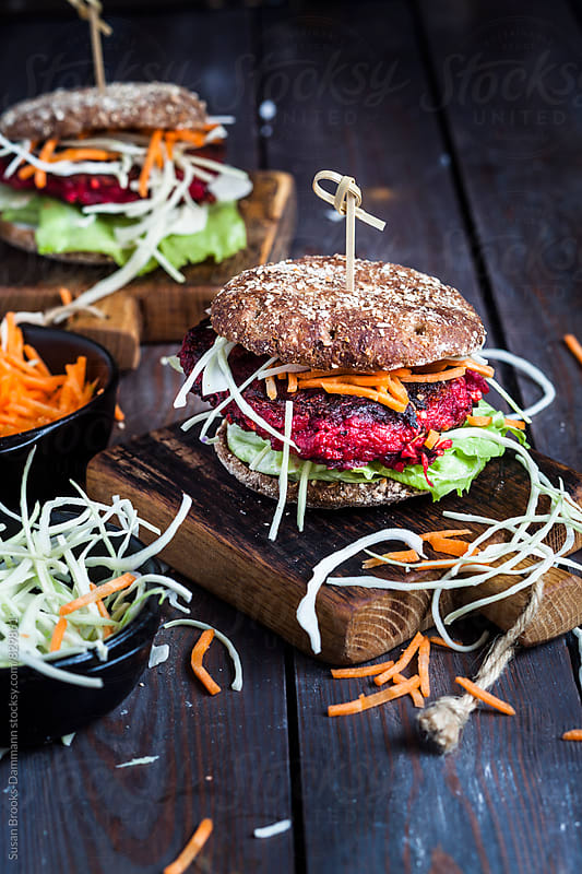 Beetroot-Burger with salad