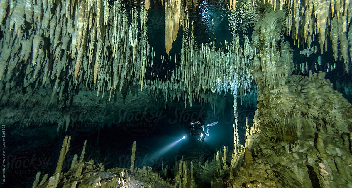 Diver explore cenote