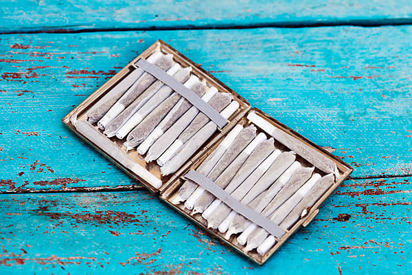 how long do you hold cigarette smoke in your lungs Smoking exposes the lungs to constant irritation that slowly harms the soft  air sacs responsible for holding and moving air. These sacs normally  stretch easily but smoke makes them stiff and less