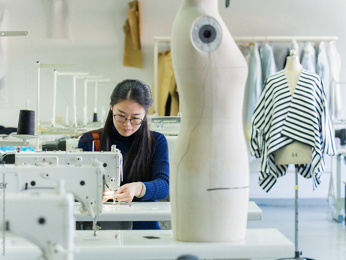 «Dressmaker Working On Sewing Machine» del colaborador de Stocksy ...
