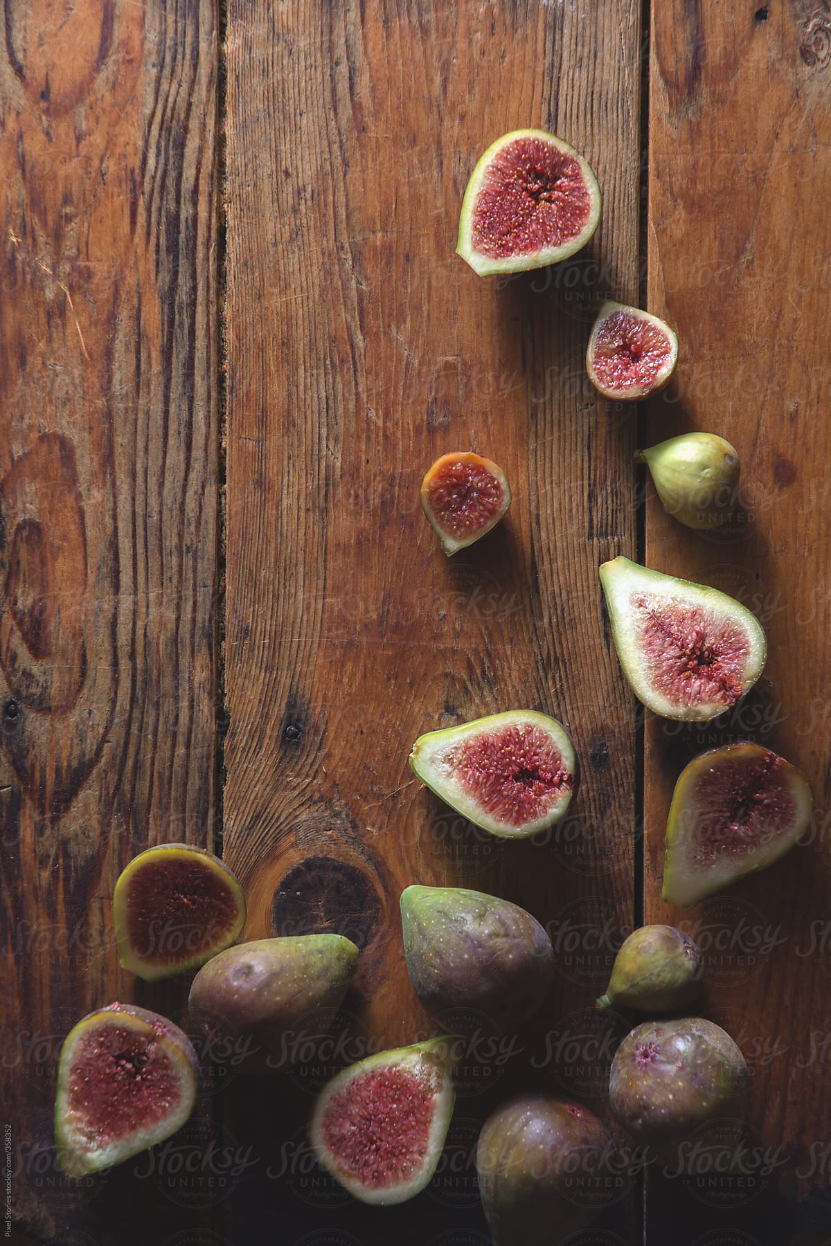 Food: ripe figs on wooden table