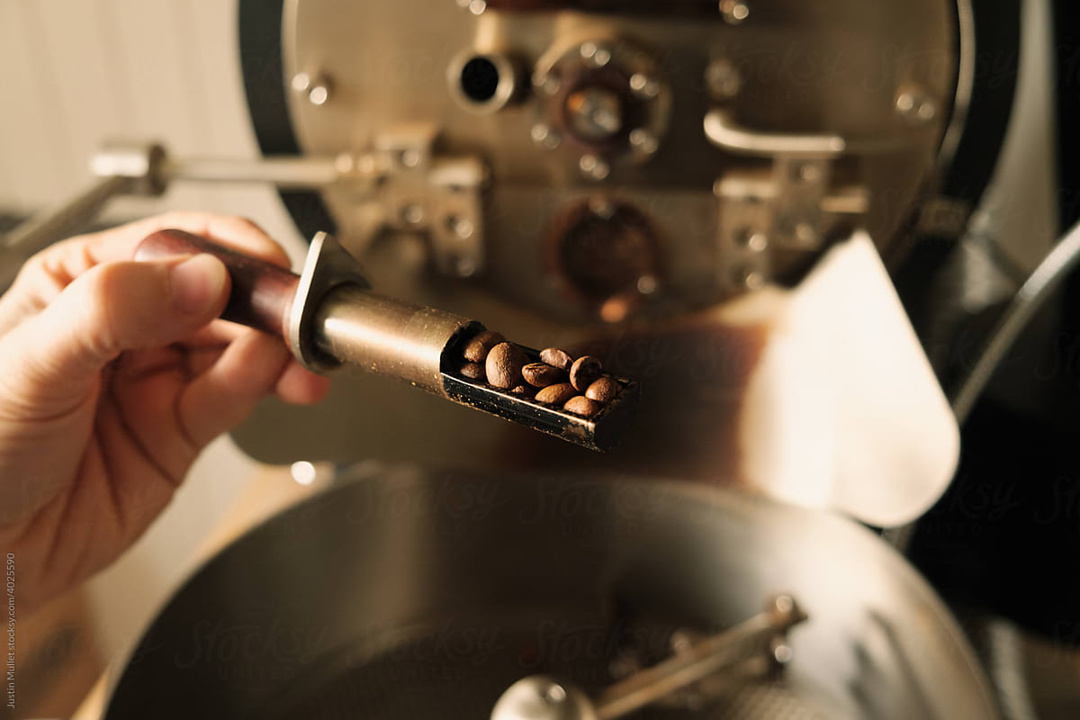 Roasting coffee using a manual machine