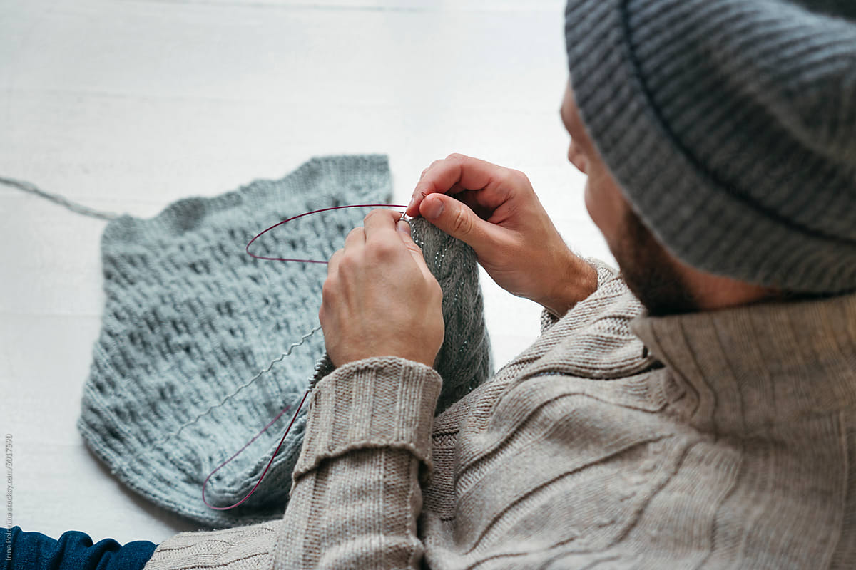 Modern man knitting.