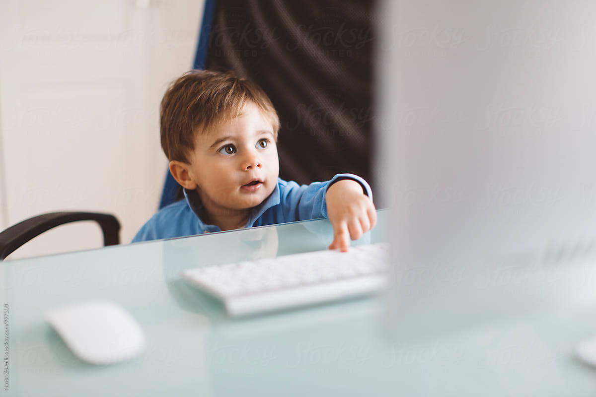 1 year old boy in front of a PC