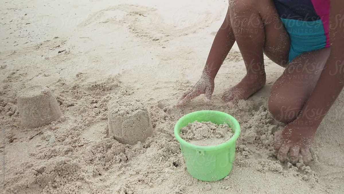 Video Of Two Playing In The Sand At A Beach Del Colaborador De Stocksy Anya Brewley