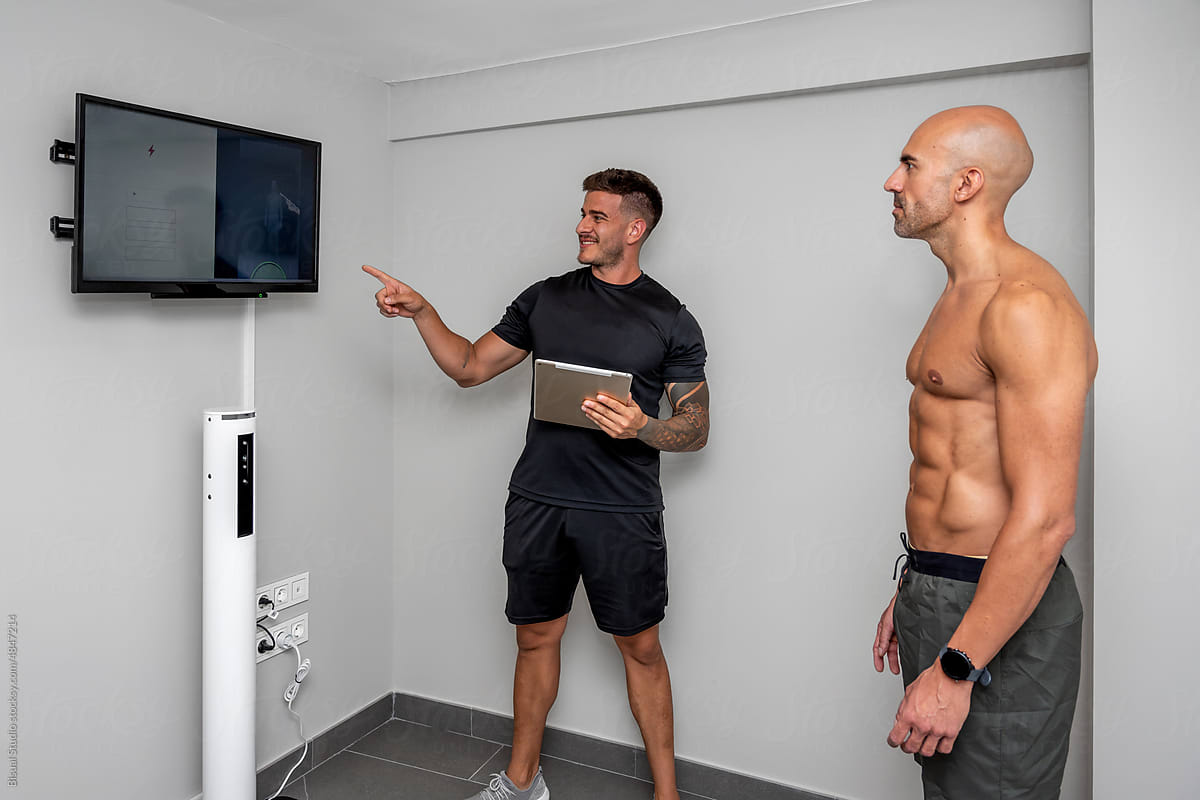 Sportsmen analyzing 3D body scanner data
