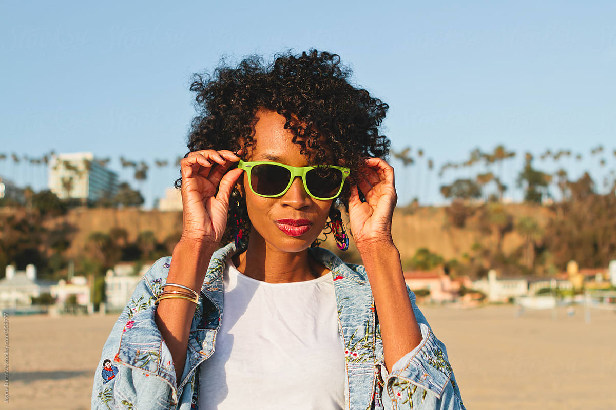 woman-with-neon-green-sunglasses-del-colaborador-de-stocksy-jayme