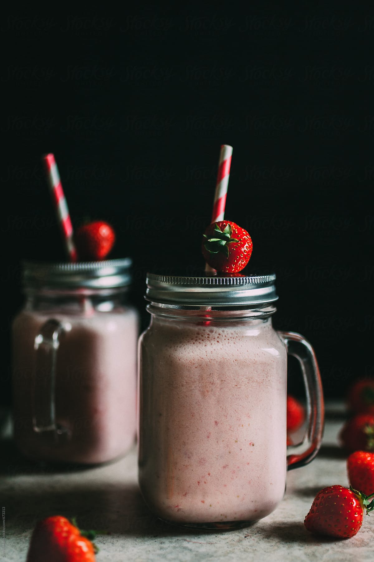 Strawberry smoothies: Served in drinking jars with straws.
