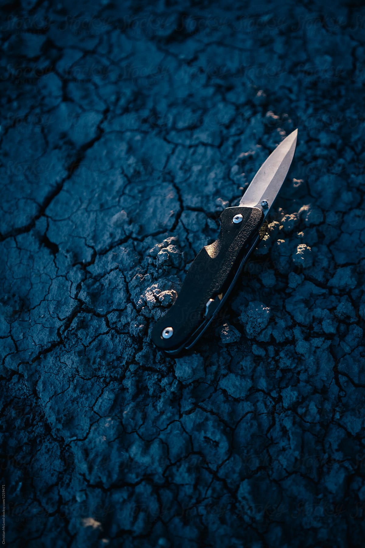 Knife laying on the cold earth