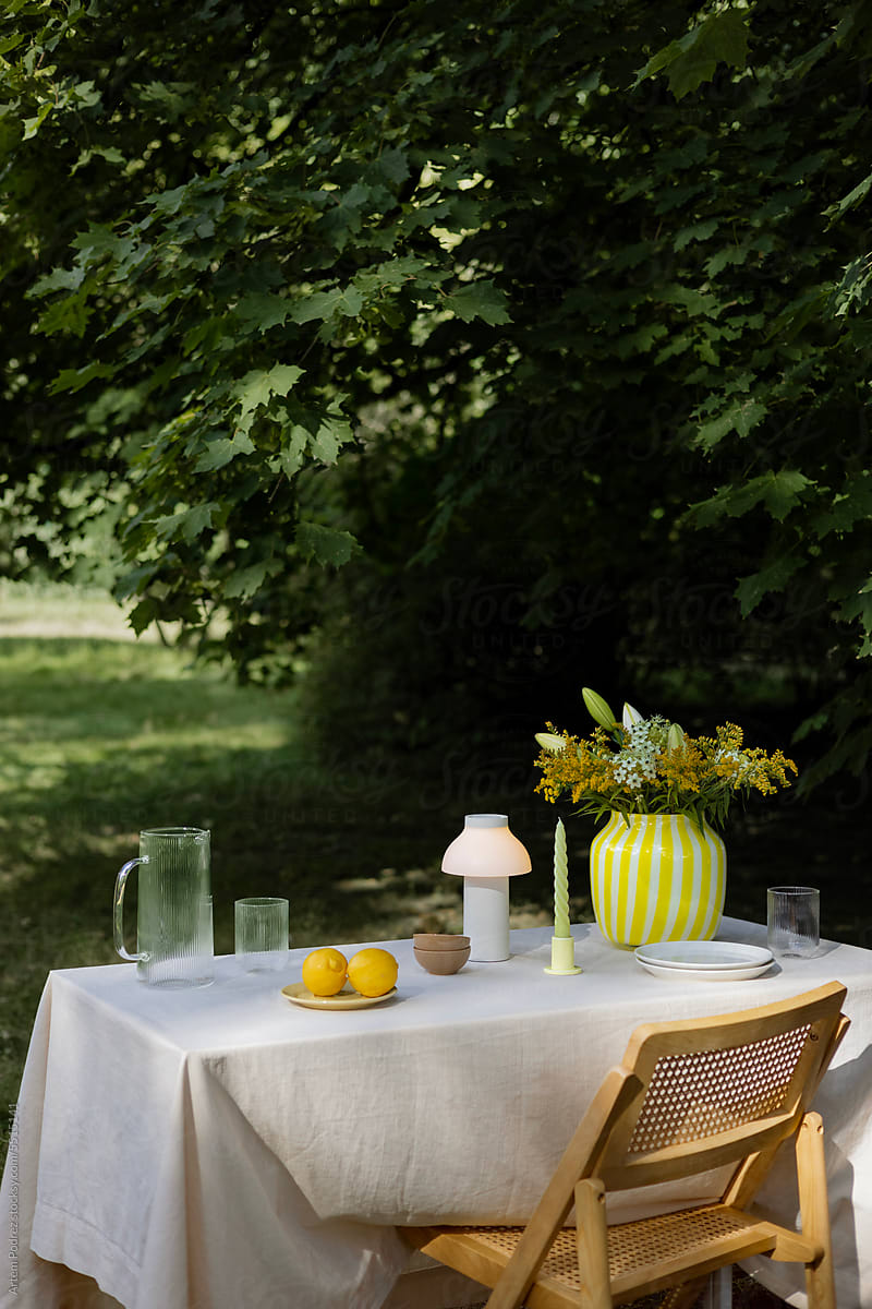 Outdoor dining with a relaxed picnic atmosphere.