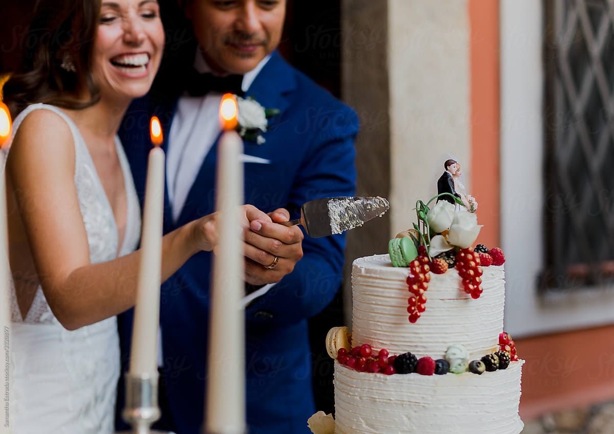 wedding ceremony cake cutting