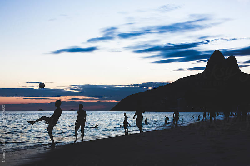 Brasil, Rio De Janeiro, silhouette of people playing with ball on Ipanema Beach