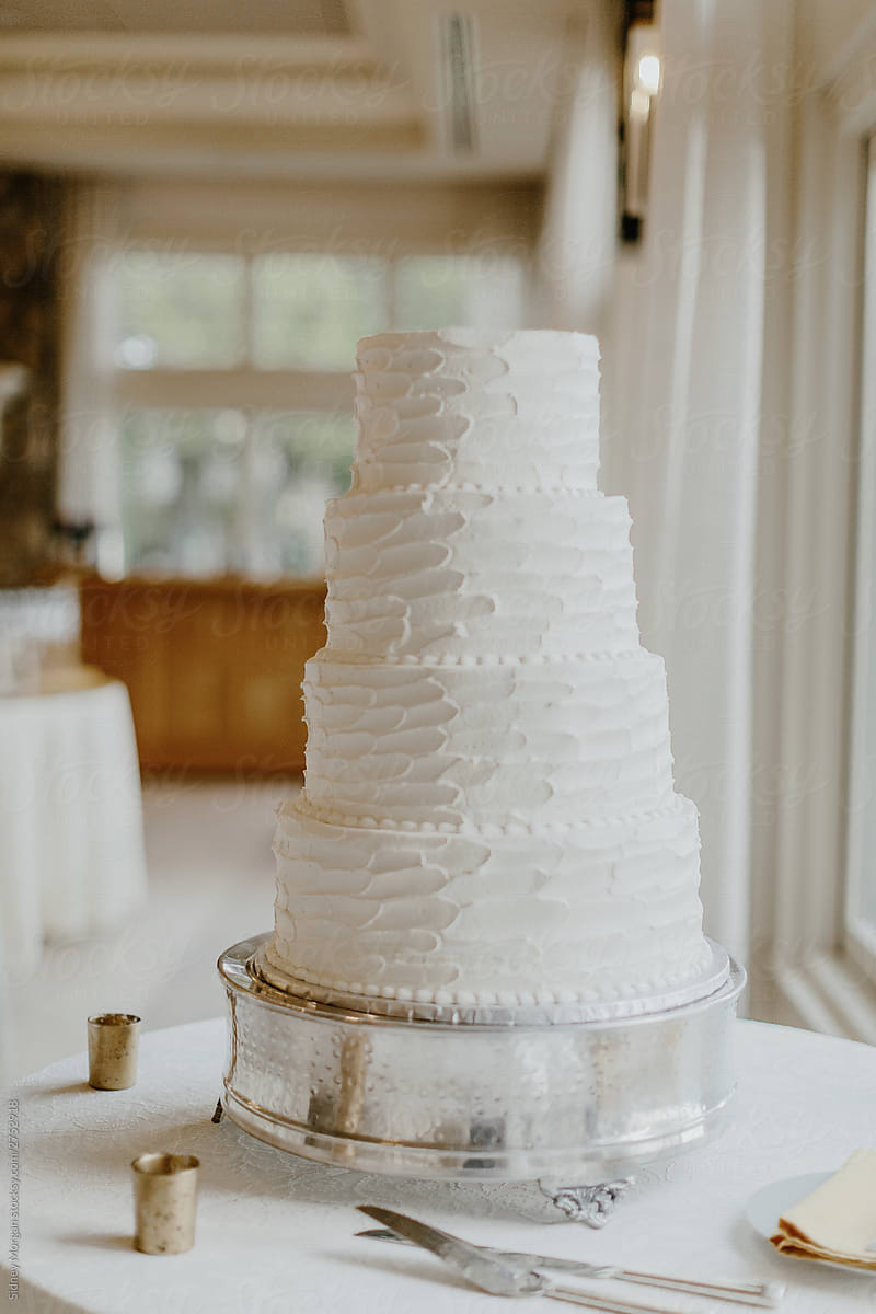 Classic and Elegant Wedding Cake