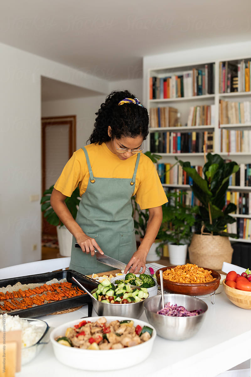 Latin woman cooking food to delivery