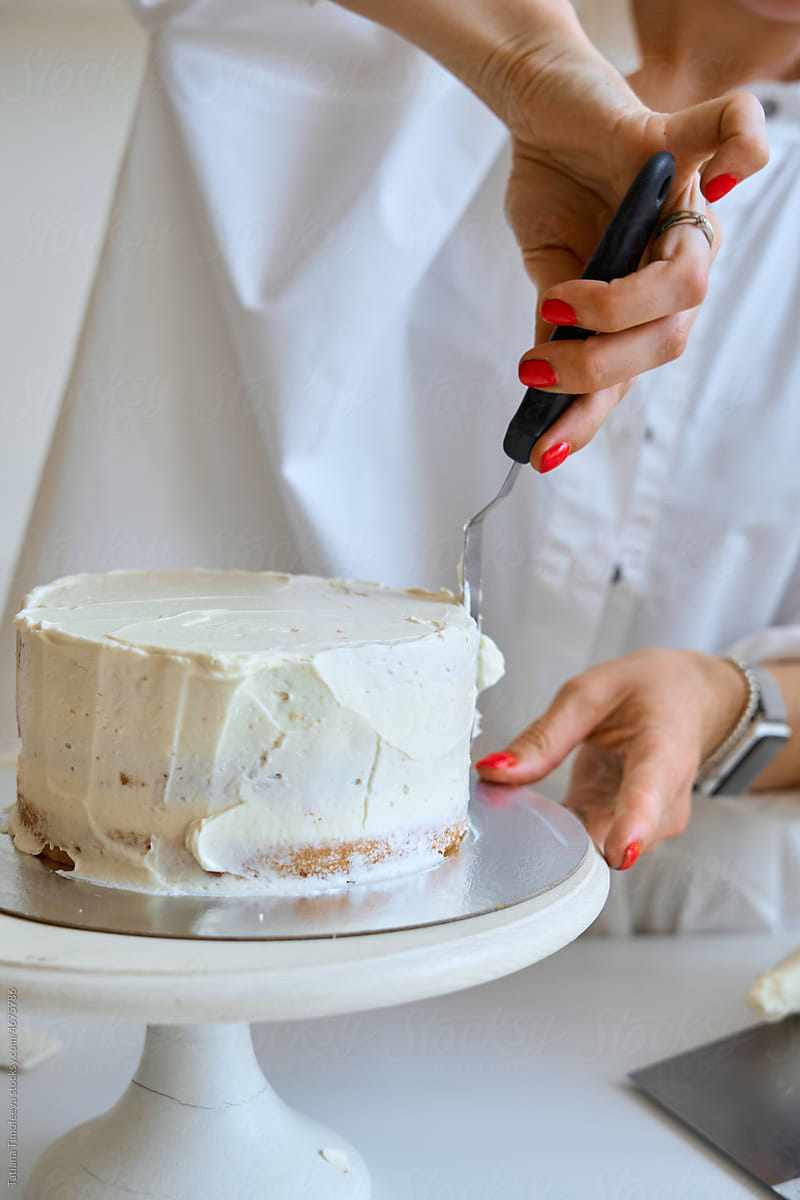 Photo Can See Pastry Chef Working Creating Magnificent Cake His Stock Photo  by ©maksimsirotin 646315944