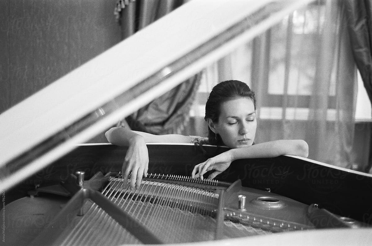 Pianist Lying On A Piano Stock Image Everypixel pianist-lying-on-a-piano-stock-image-everypixel
