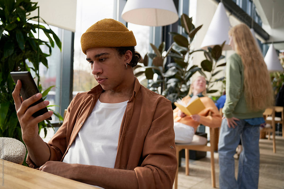 Man using smartphone in coffee shop