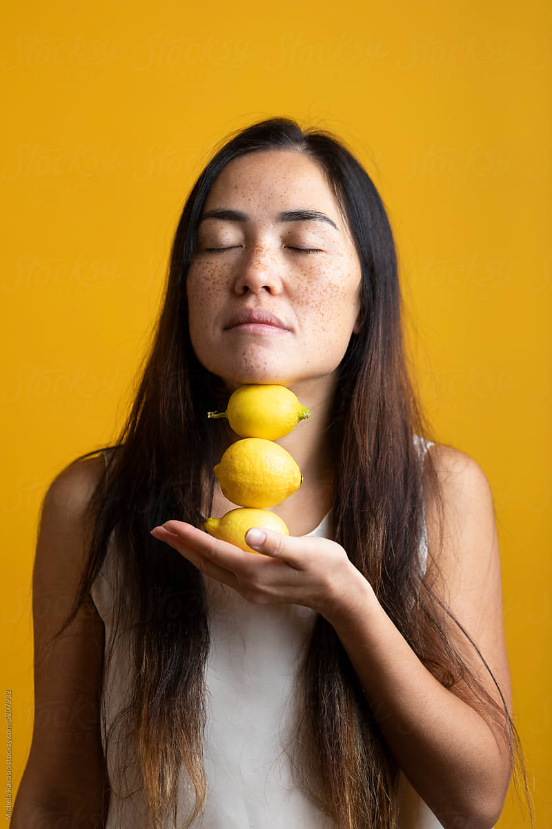 Woman holding lemons