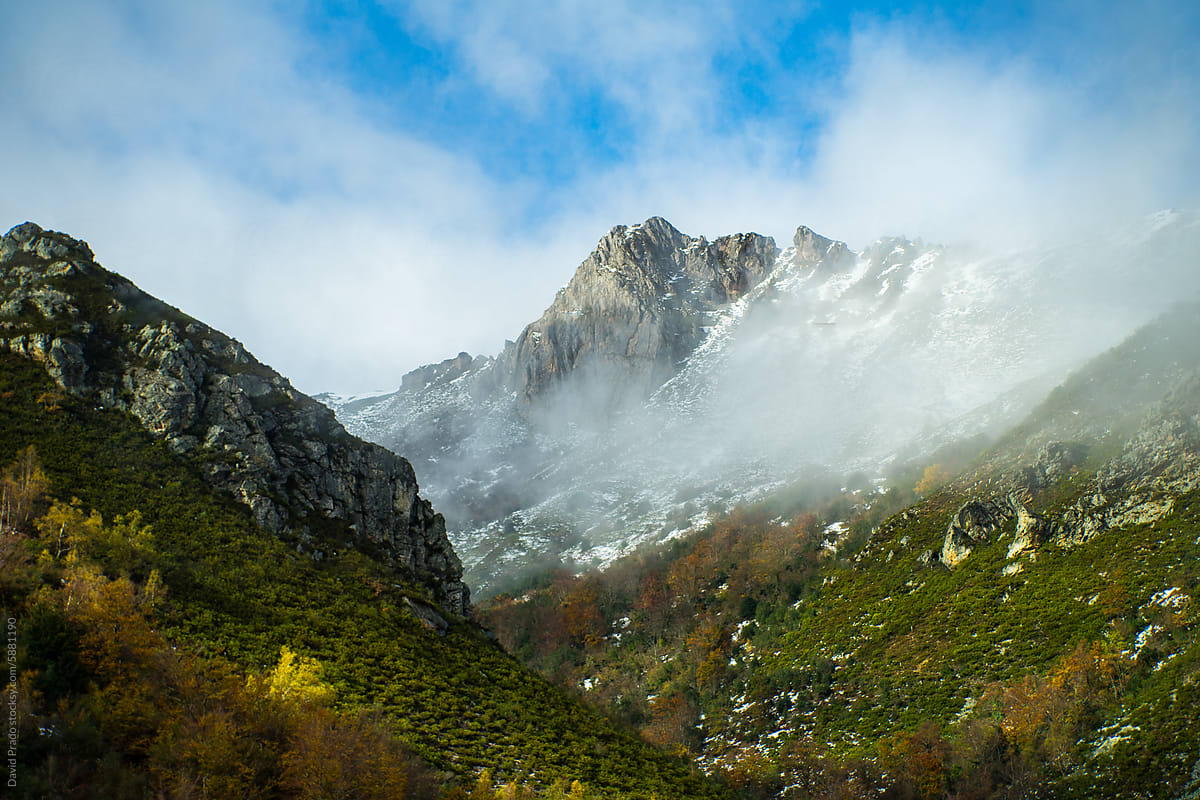 Misty mountaintops and autumn foliage in Asturias
