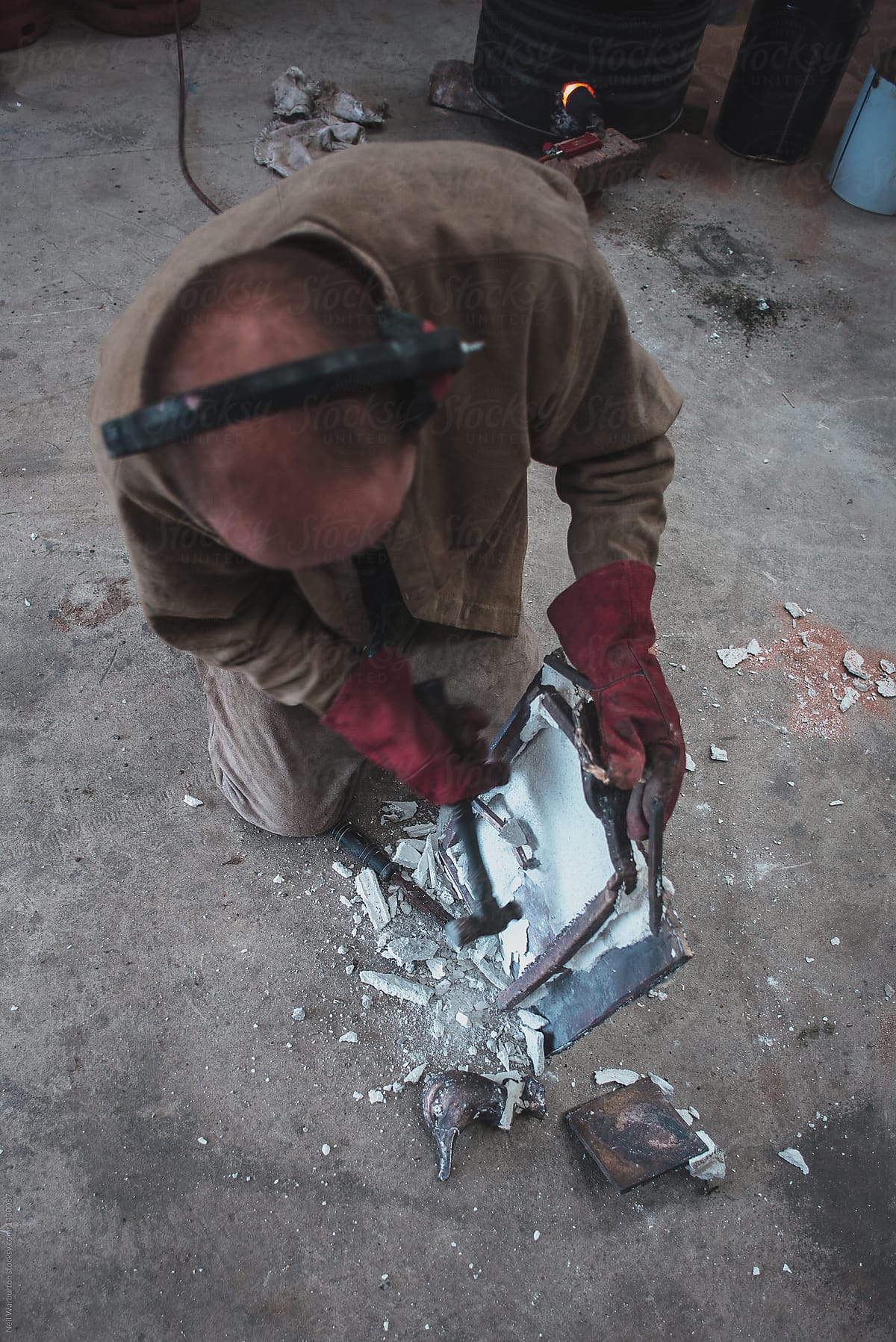 Hammering ceramic shell from a bronze cast