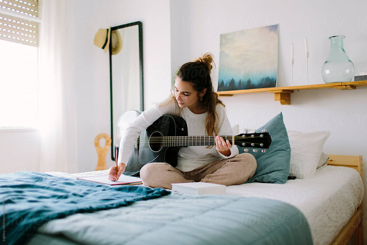 A woman learns how to play the guitar