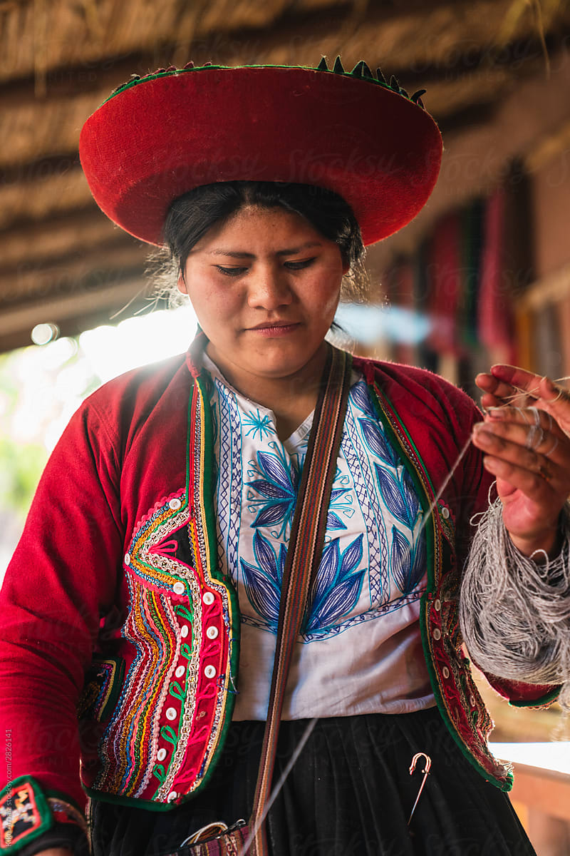 Weaver in Chincheros peru
