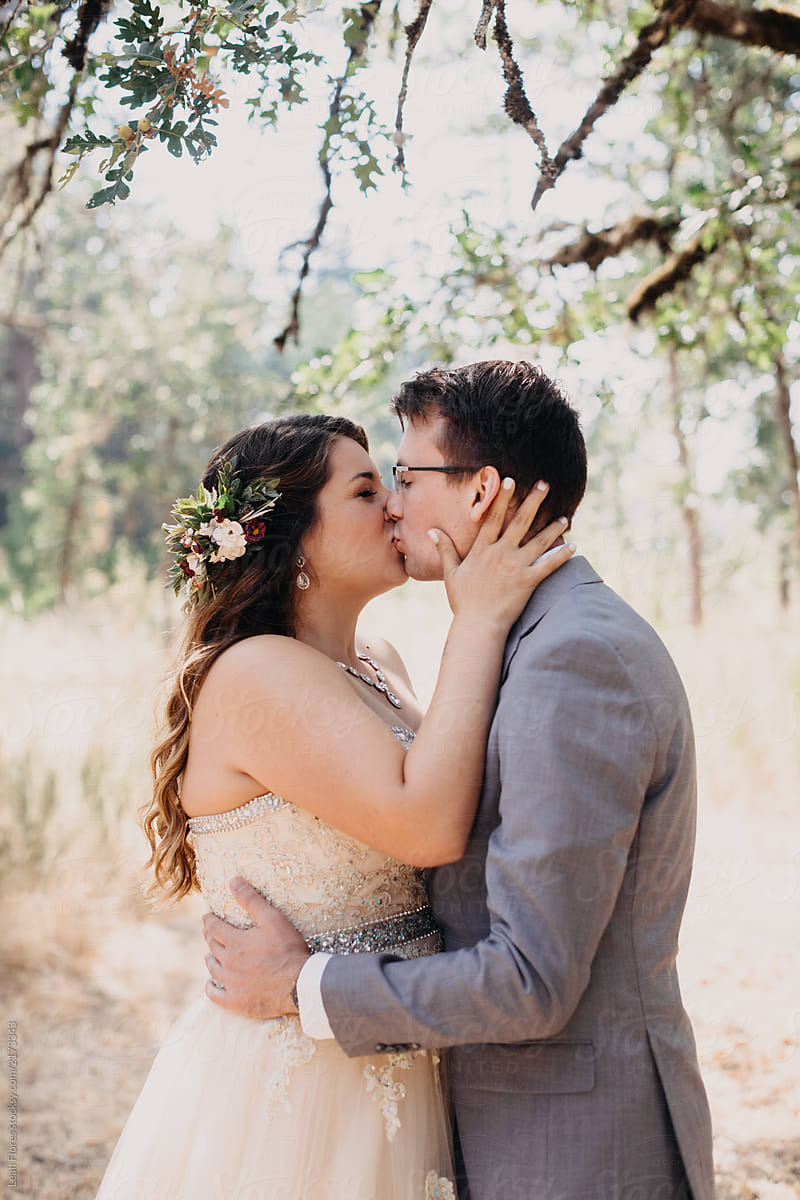 Featured image of post Wedding Couple Kissing Images