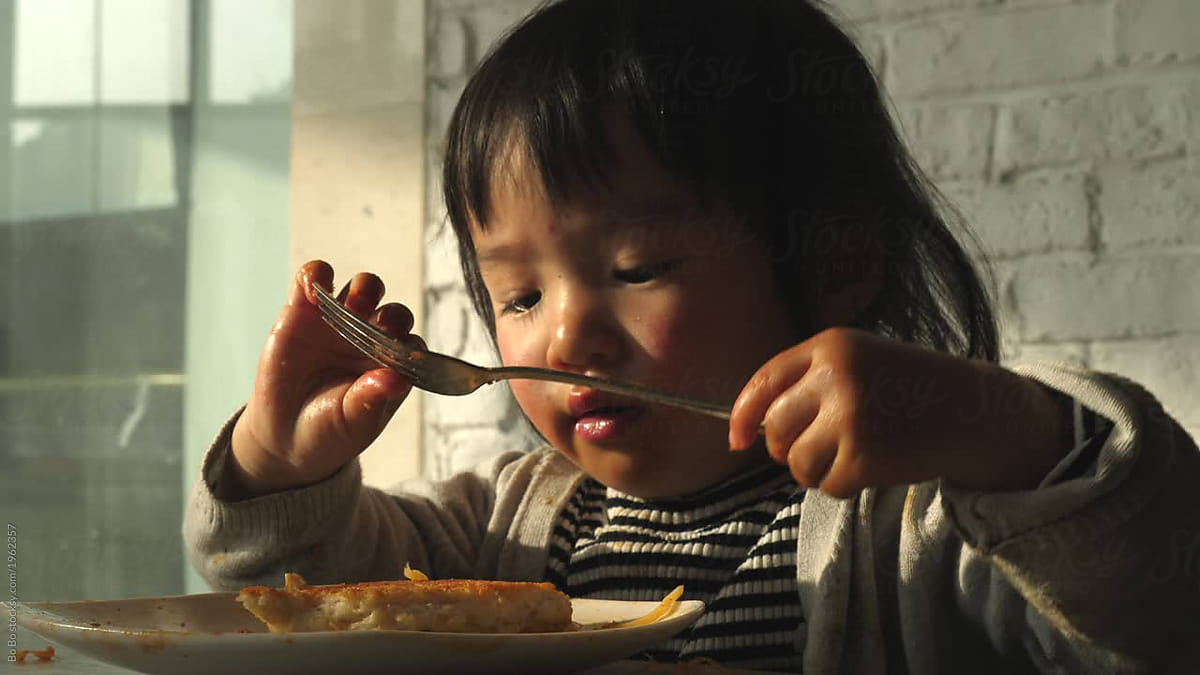 «Little Girl Eating Noodle In The Restaurarnt» del colaborador de ...