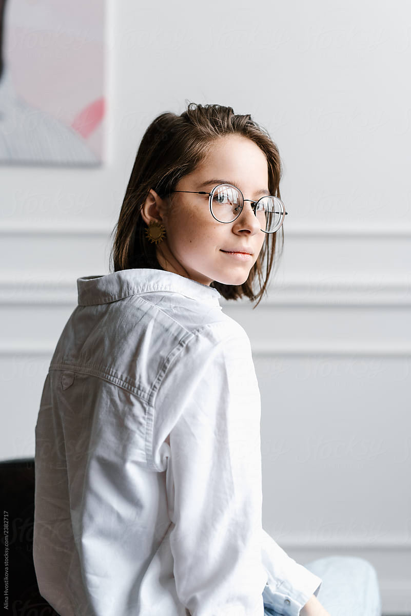Desarmamiento confesar Embutido Young Pretty Girl In Glasses Looking At Camera» del colaborador de Stocksy « Alina Hvostikova» - Stocksy