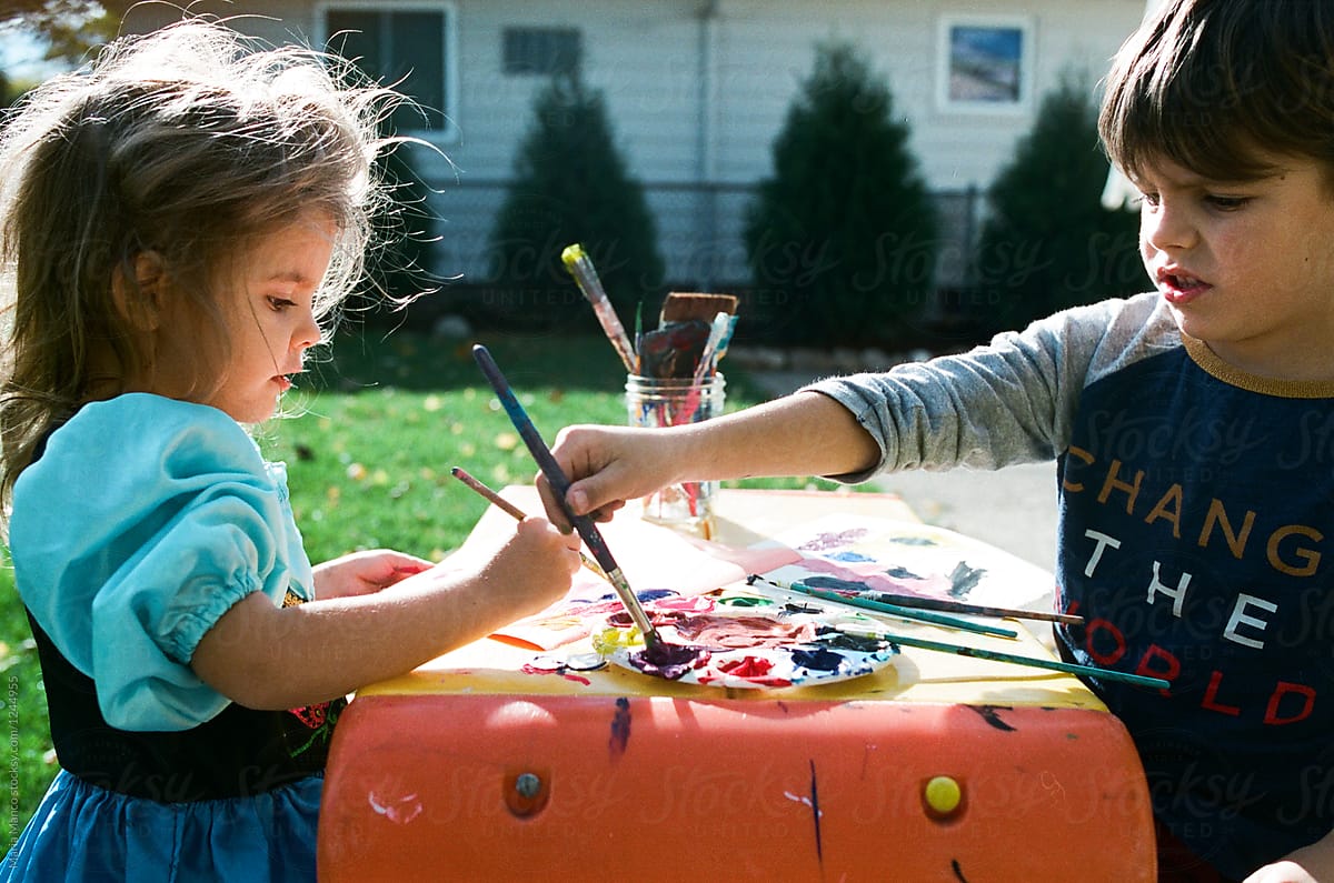 niños pintando en un jardín
