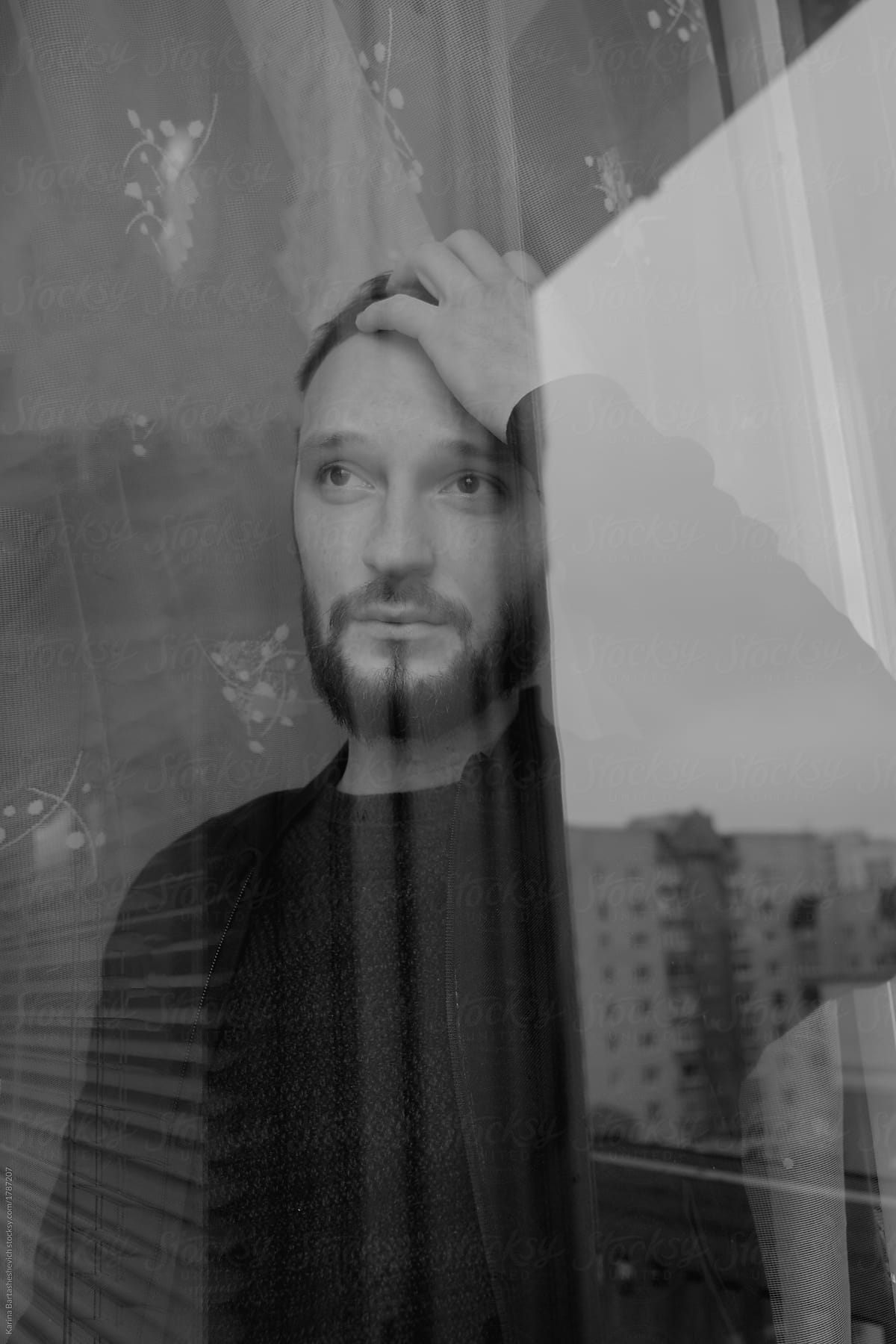 43 / 10000\
АНГЛИЙСКИЙ\
Перевести вGoogleBing\
black and white portrait of the guy in black behind the window