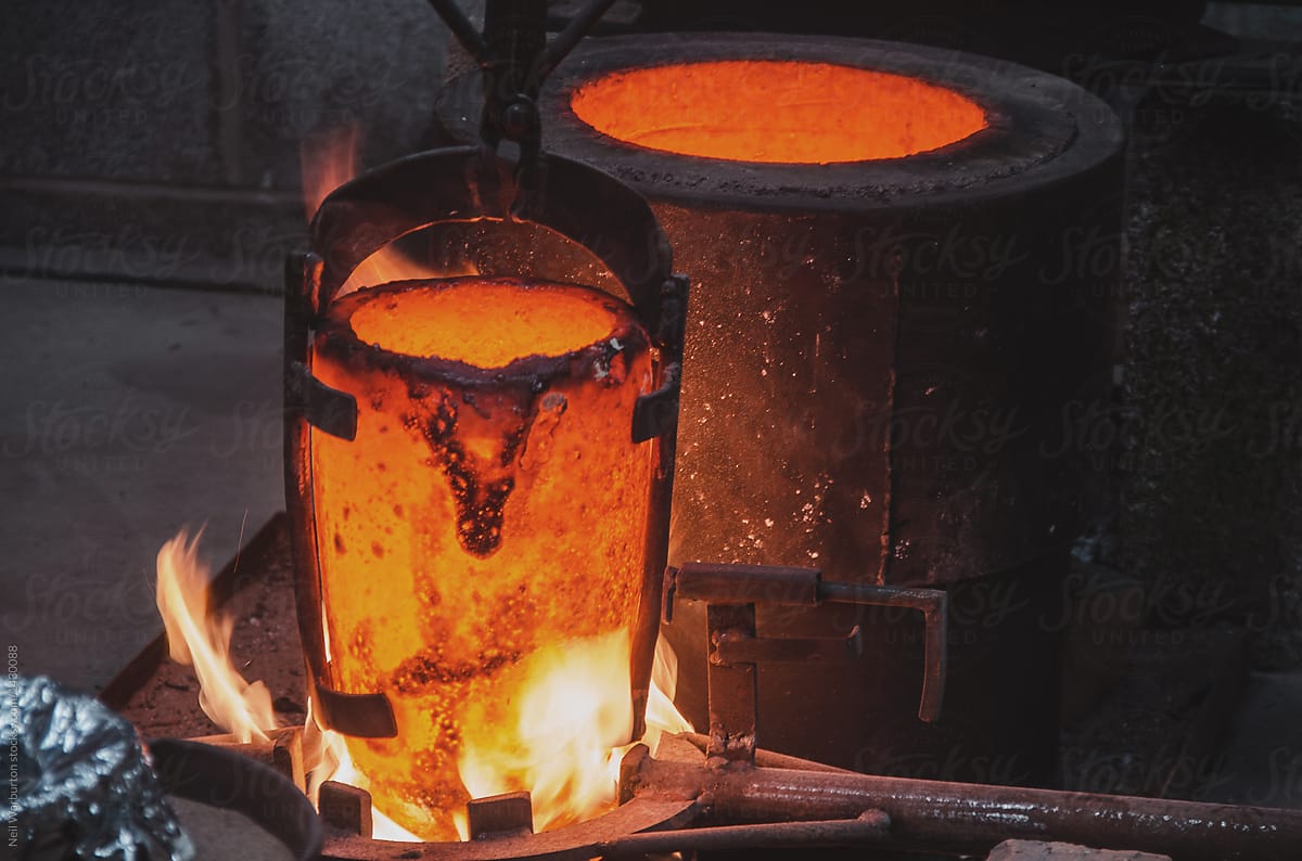 Flaming crucible and furnace in a foundry