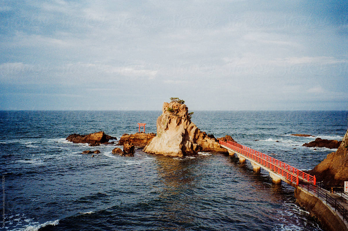 Bridge to the sea