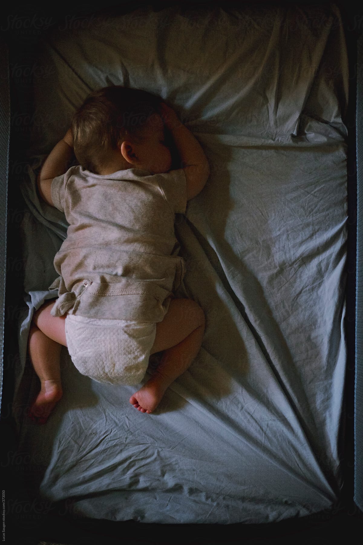 Ребенок спит в кроватке