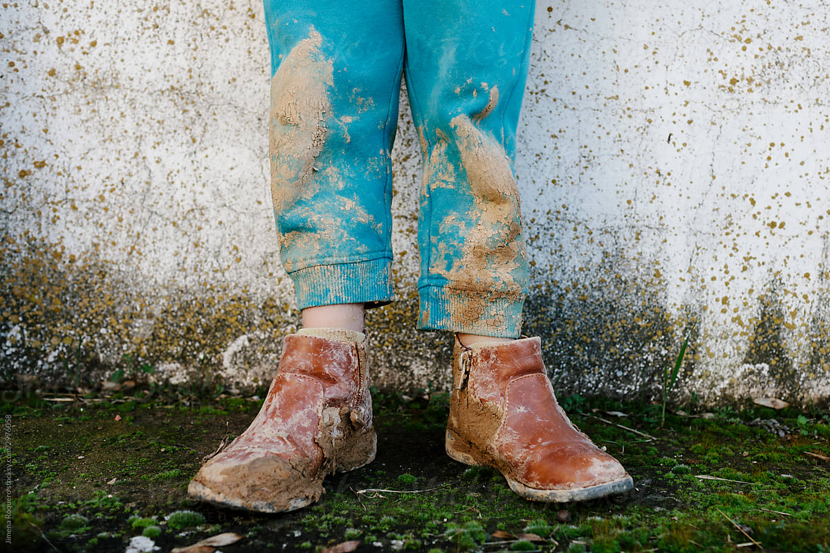 Kid\'s legs covered with mud