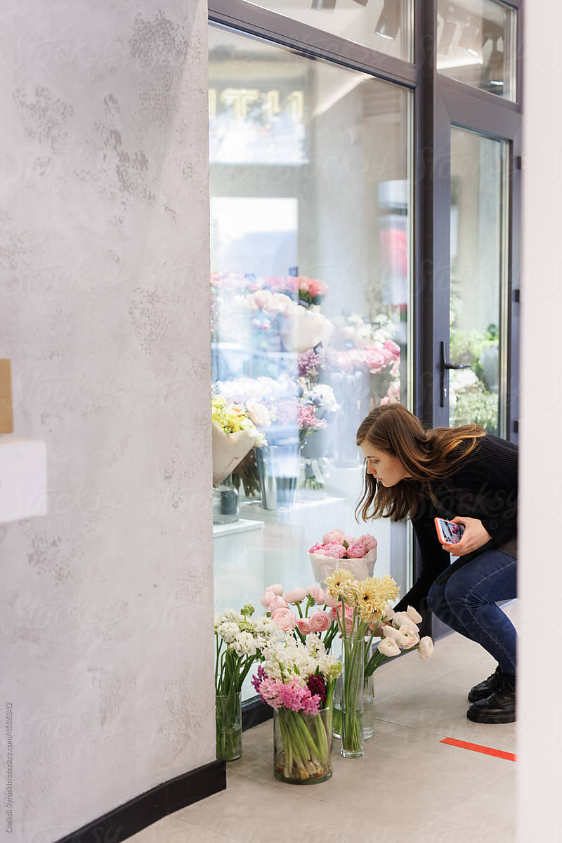 Buyer electing flower arrengement in studio