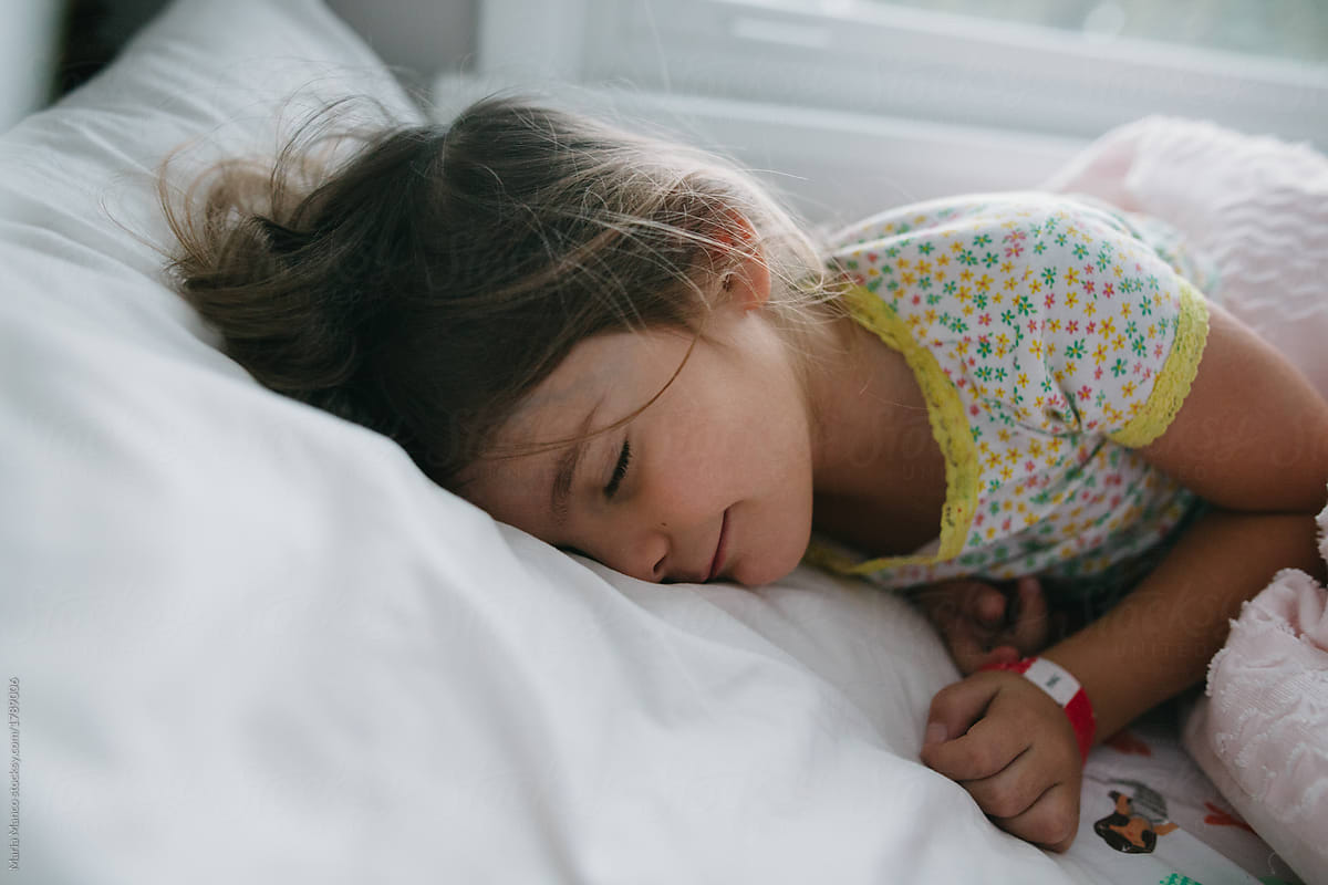 �Young Girl Sleeping In Bed� del colaborador de Stocksy �Maria Manco ...